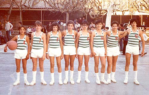 Equip infantil del Bàsquet Gelida al 1971 a la Pista del Casal (Font: Pàgina web del C.E. Gelida)